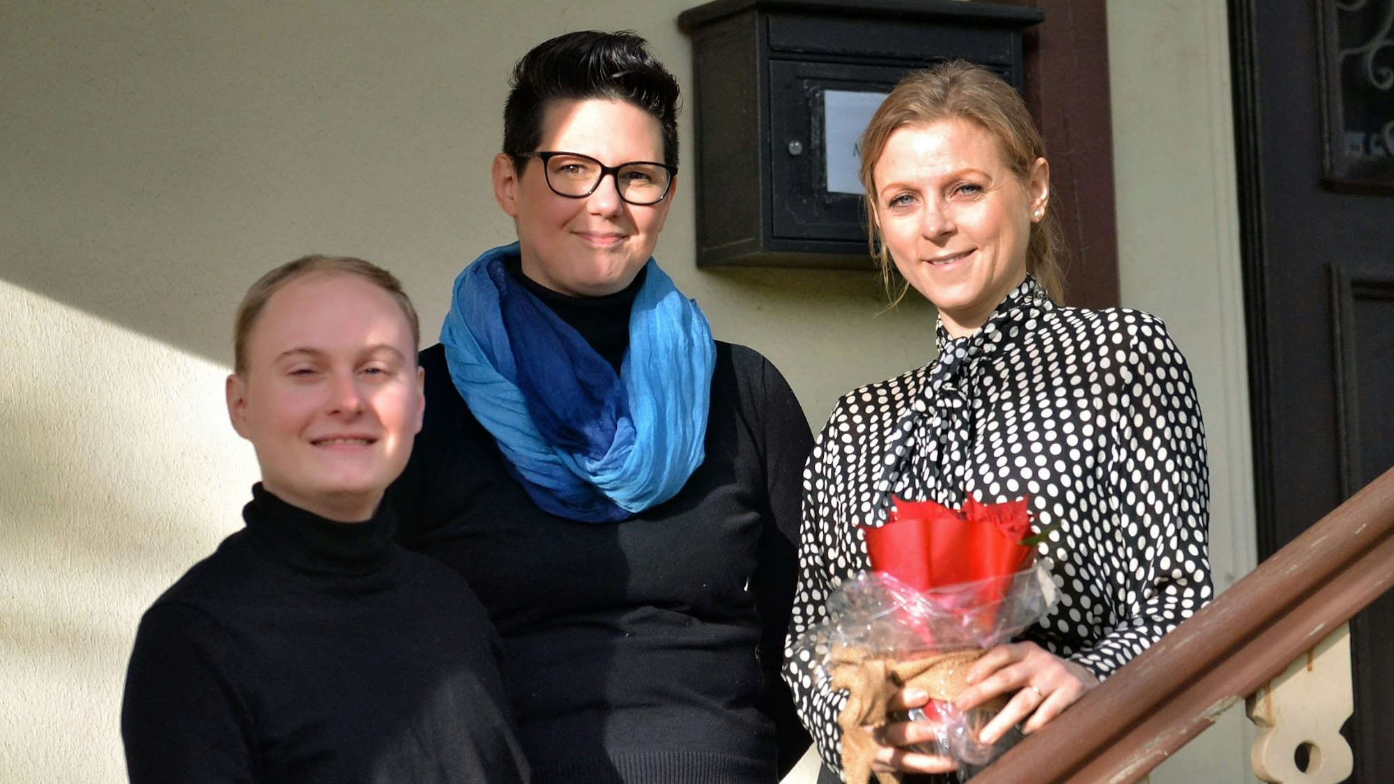 Myriam Kemp, Grünen-Bundestagskandidat Christian Schubert und Co-Sprecherin Julia Pietrzak stehen auf einer Treppe nebeneinander.