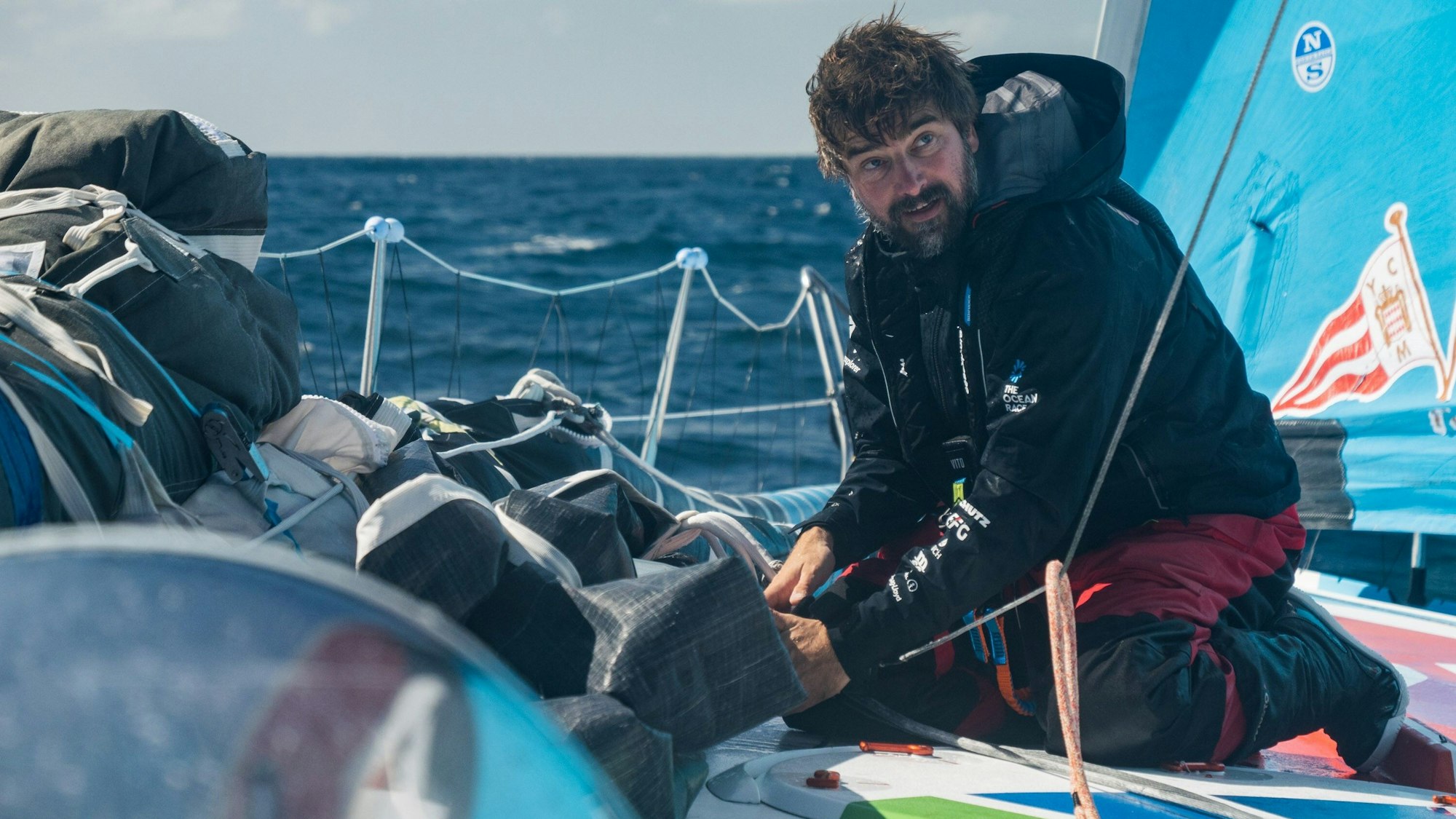 Boris Herrmann beim Wechsel eines Segels auf seiner Malizia-Seaexplorer.