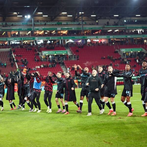 14.12.2024, Bayern, Augsburg: Fußball: Bundesliga, FC Augsburg - Bayer Leverkusen, 14. Spieltag, WWK-Arena. Das Team von Bayer 04 Leverkusen jubelt nach dem Spiel mit den Fans. Foto: Daniel Löb/dpa - WICHTIGER HINWEIS: Gemäß den Vorgaben der DFL Deutsche Fußball Liga bzw. des DFB Deutscher Fußball-Bund ist es untersagt, in dem Stadion und/oder vom Spiel angefertigte Fotoaufnahmen in Form von Sequenzbildern und/oder videoähnlichen Fotostrecken zu verwerten bzw. verwerten zu lassen. +++ dpa-Bildfunk +++