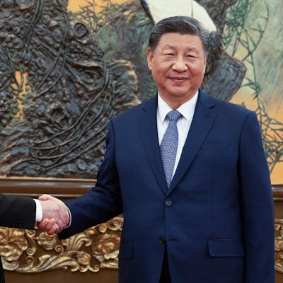 12.12.2024, China, Peking: Der stellvertretende Vorsitzende des russischen Sicherheitsrates und Chef der Partei "Einiges Russland", Dmitri Medwedew (l) und der chinesische Präsident Xi Jinping geben sich während ihres Treffens die Hände. Foto: Ekaterina Shtukina/Pool Sputnik/AP/dpa +++ dpa-Bildfunk +++