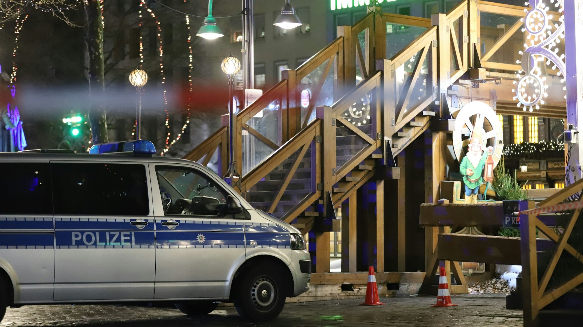 Der herrenlose Koffer wurde gegen 19.30 Uhr in der Nähe dieser Holzbrücke an der Eisbahn auf dem Weihnachtsmarkt am Heumarkt gefunden.