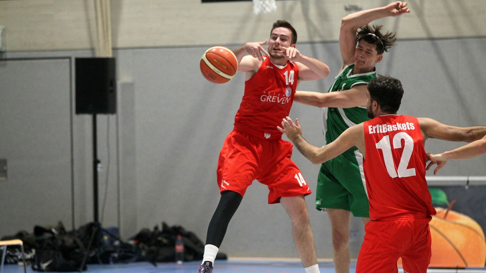 Das Bild zeigt eine Spielszene der Erftbaskets.