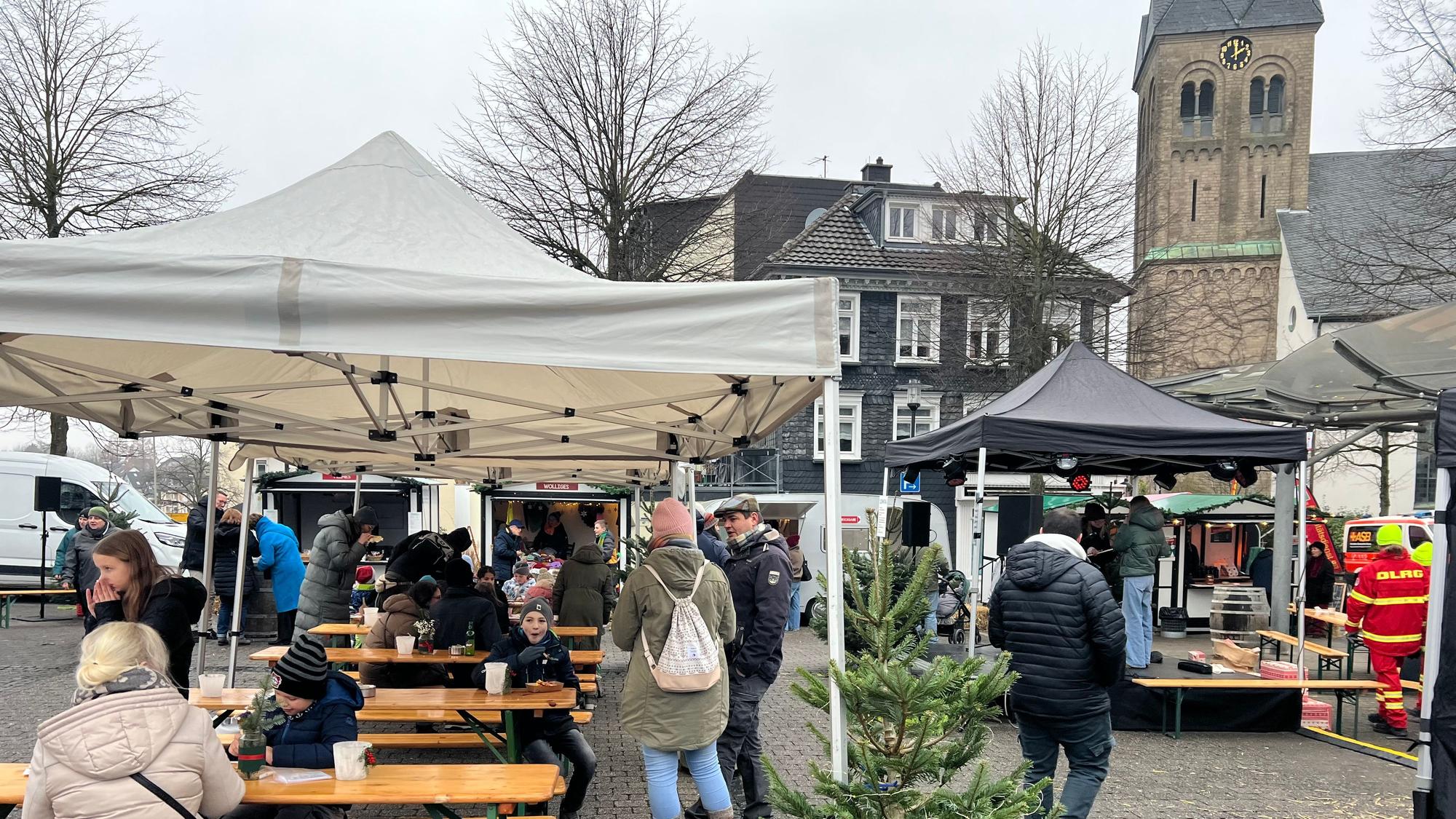 Burscheids Marktplatz mit Ständen beim Weihnachtsmarkt am dritten Advent
