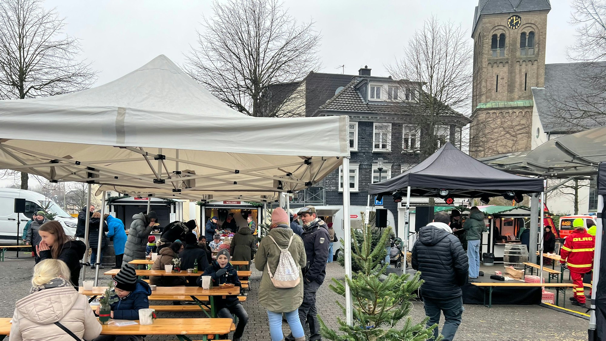 Burscheids Marktplatz mit Ständen beim Weihnachtsmarkt am dritten Advent
