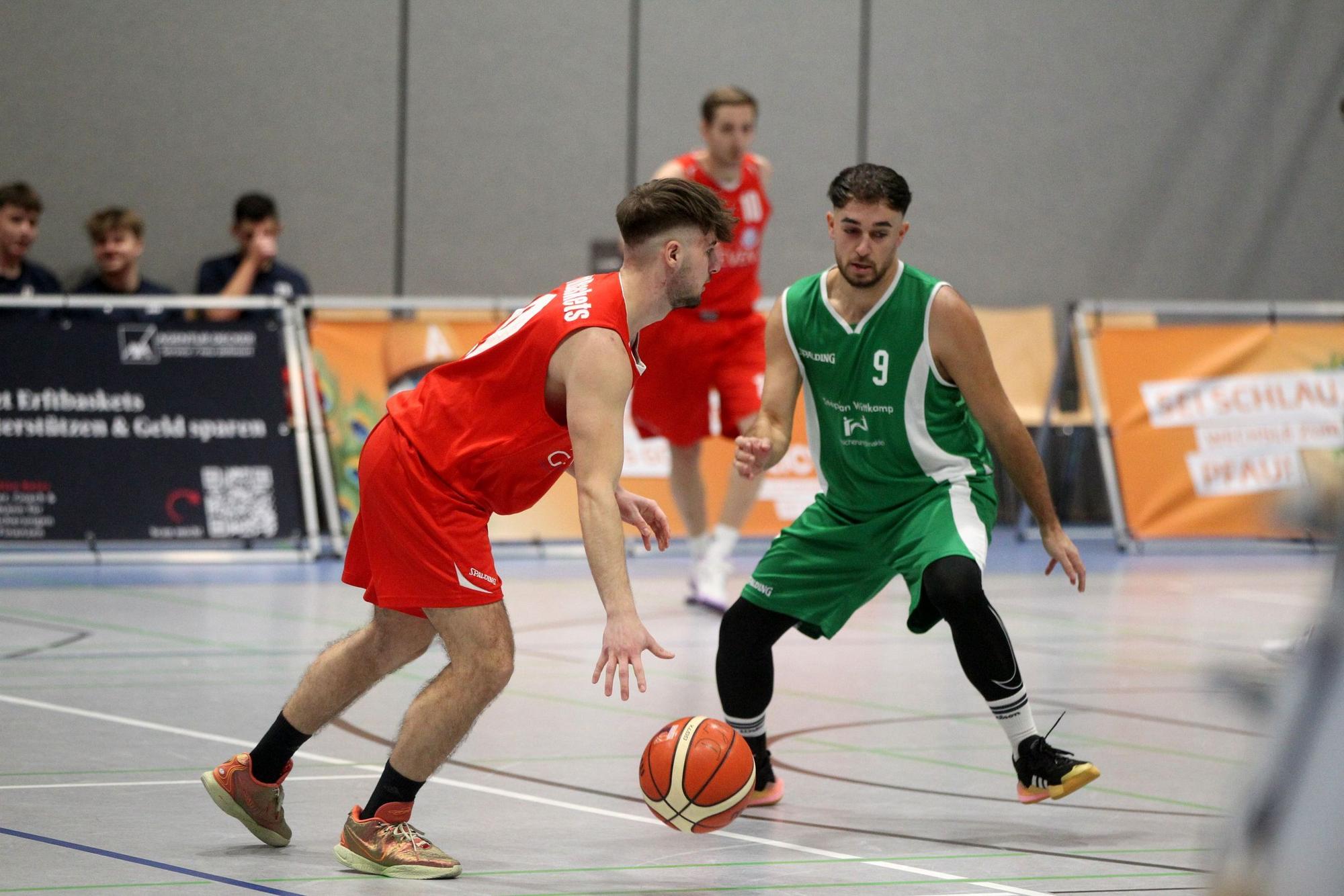 Dank bravouröser Leistung versperren die Frechener Basketballern um Matas Ceslevicius (r.) den Bad Münstereifeler Gastgebern zu oft den Weg zum Erfolg.