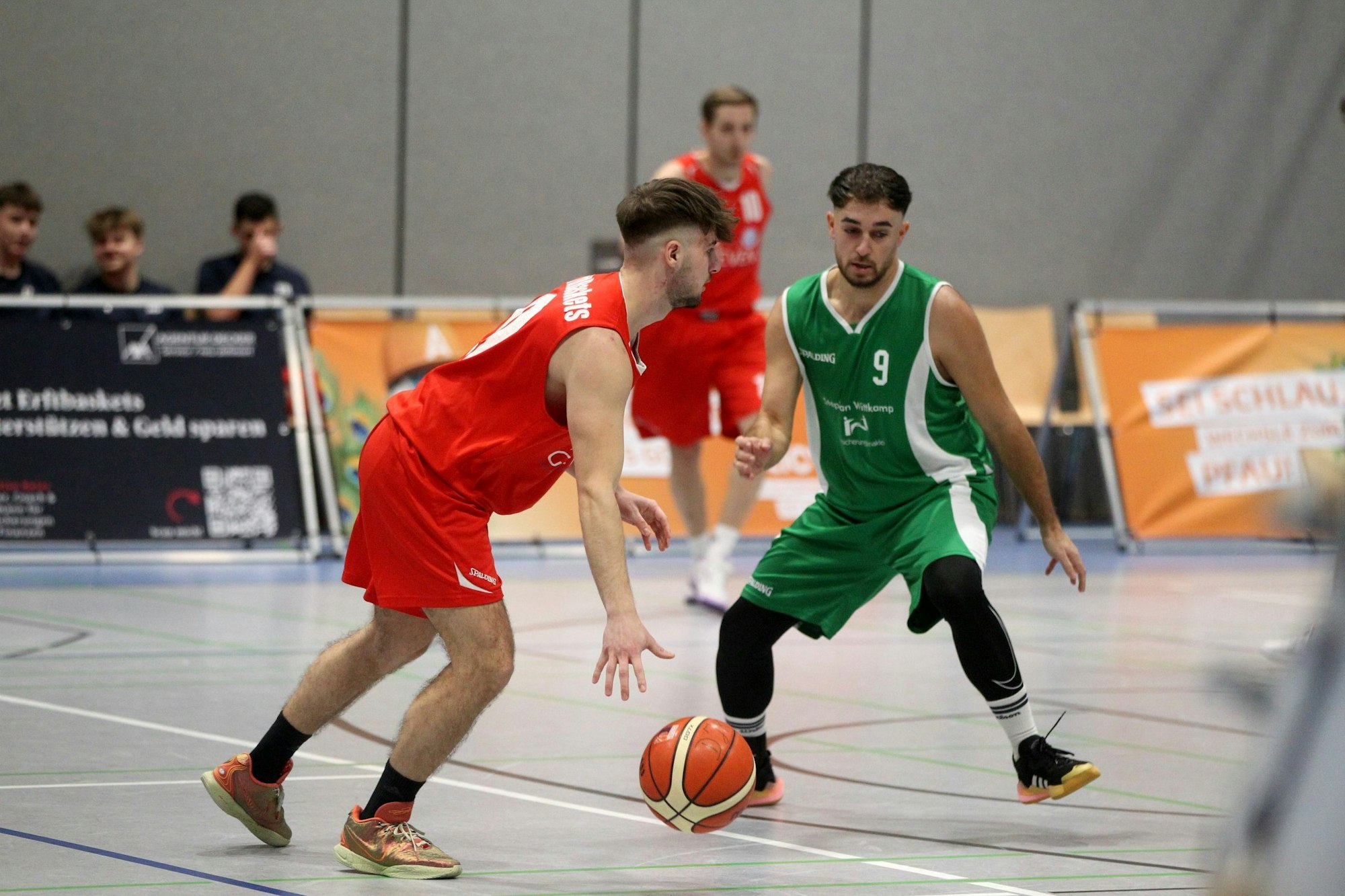 Dank bravouröser Leistung versperren die Frechener Basketballern um Matas Ceslevicius (r.) den Bad Münstereifeler Gastgebern zu oft den Weg zum Erfolg.