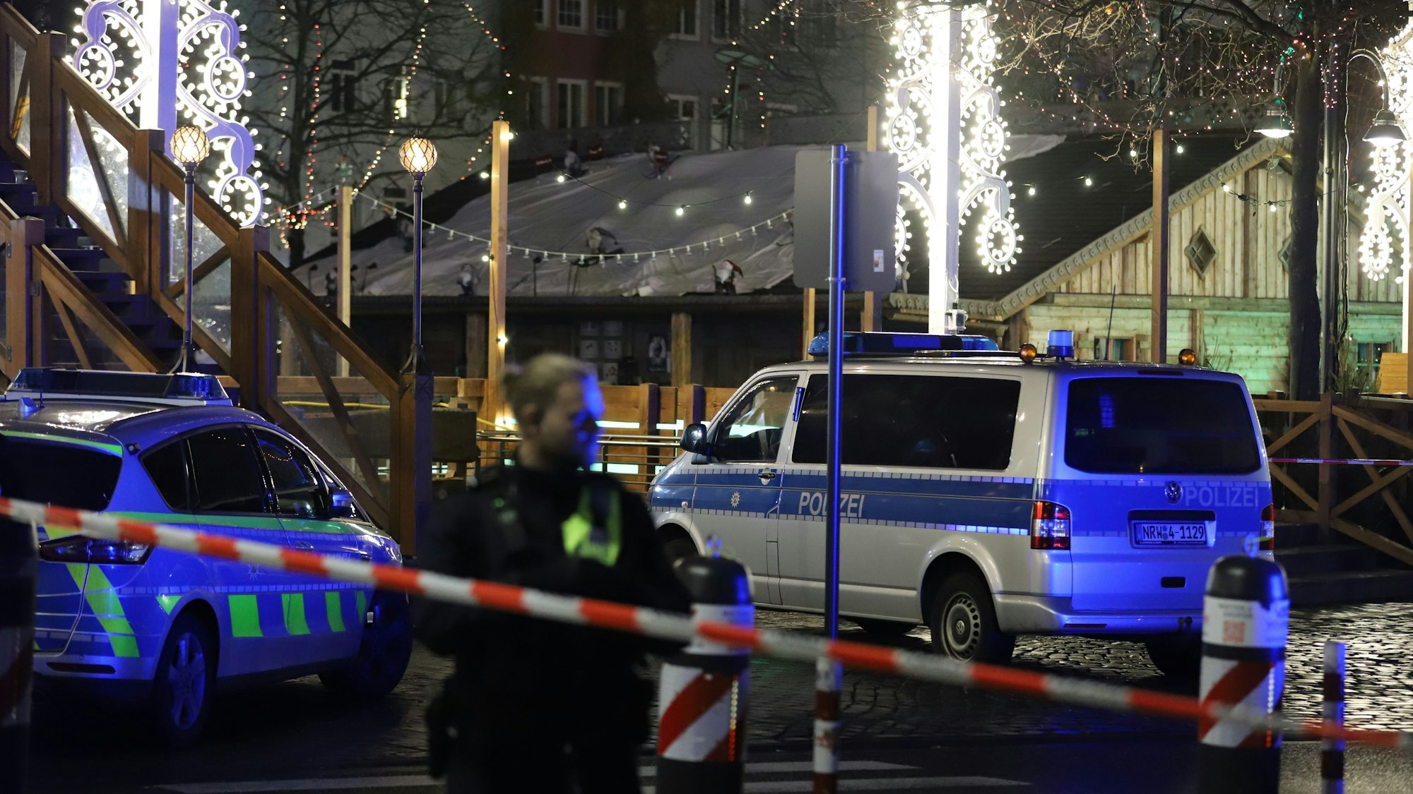 Polizeikräfte am Einsatzort auf dem Weihnachtsmarkt am Heumarkt in der Kölner Innenstadt.