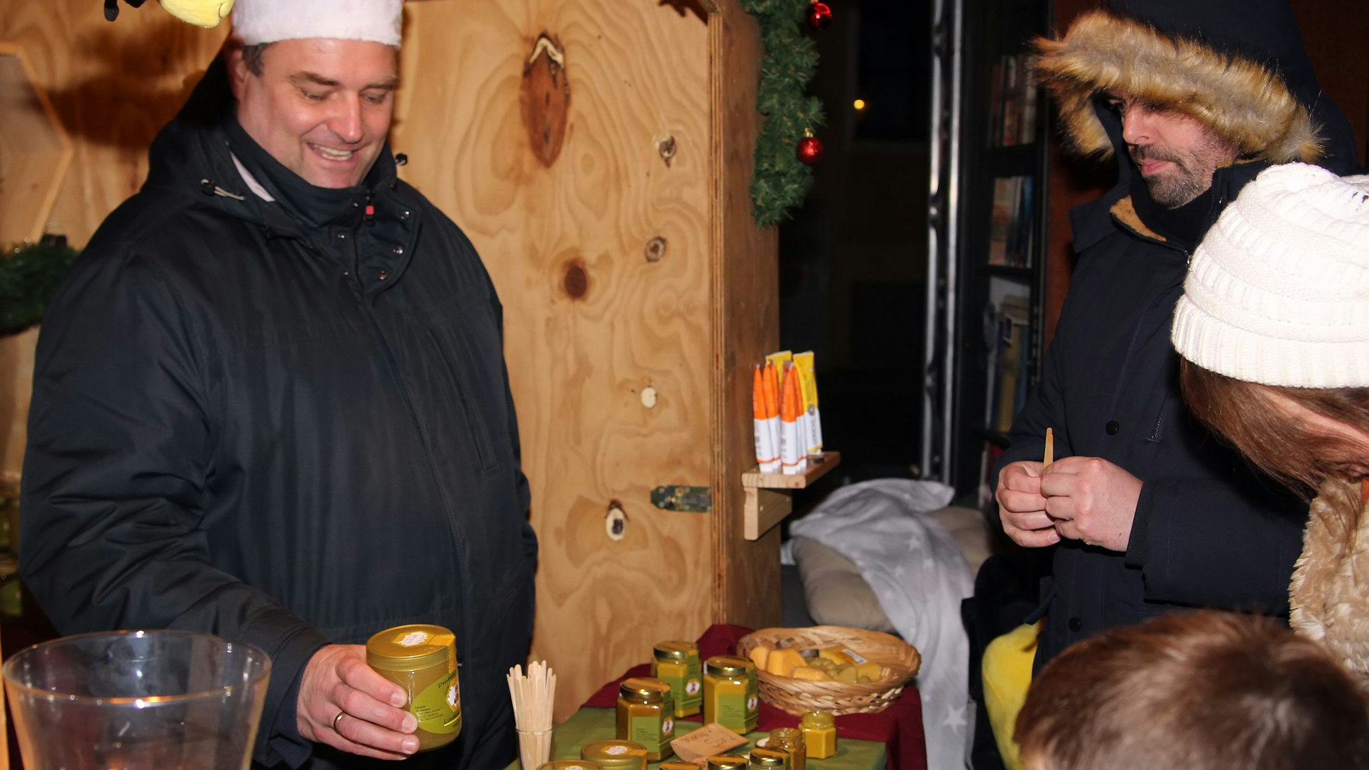 Auch auf dem Bedburger Weihnachtsmarkt hat Hobbyimker Gregor Göbels im Dezember 2024 seine Produkte angeboten.