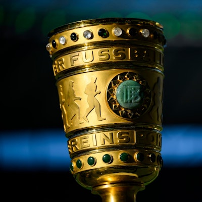 ARCHIV - 03.06.2023, Berlin: Fußball: DFB-Pokal, RB Leipzig - Eintracht Frankfurt, Finale, Olympiastadion. Der DFB-Pokal ist vor dem Spiel auf einem Podest zu sehen. (zu dpa: «Eintracht peilt in Leipzig Pokal-Viertelfinale an») Foto: Tom Weller/dpa +++ dpa-Bildfunk +++