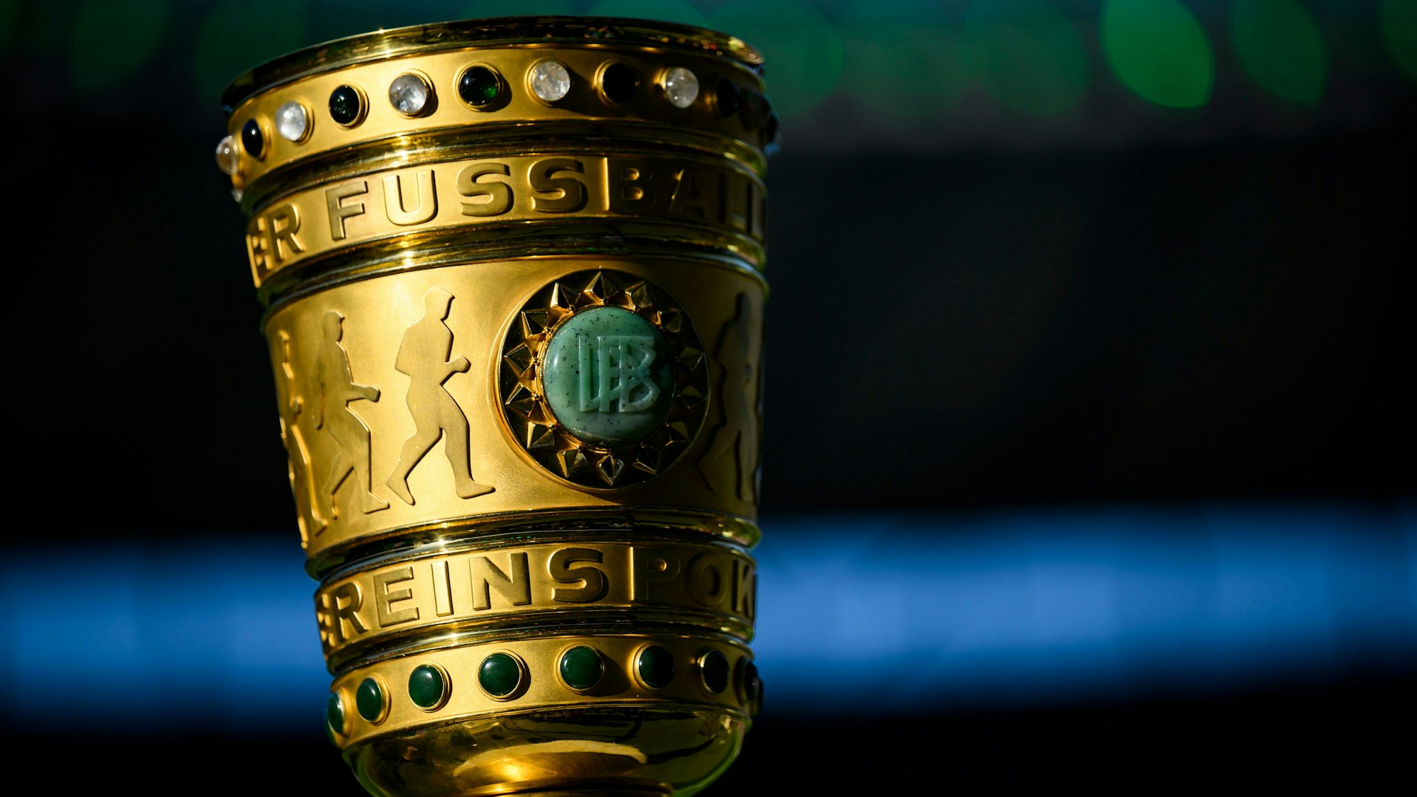 ARCHIV - 03.06.2023, Berlin: Fußball: DFB-Pokal, RB Leipzig - Eintracht Frankfurt, Finale, Olympiastadion. Der DFB-Pokal ist vor dem Spiel auf einem Podest zu sehen. (zu dpa: «Eintracht peilt in Leipzig Pokal-Viertelfinale an») Foto: Tom Weller/dpa +++ dpa-Bildfunk +++