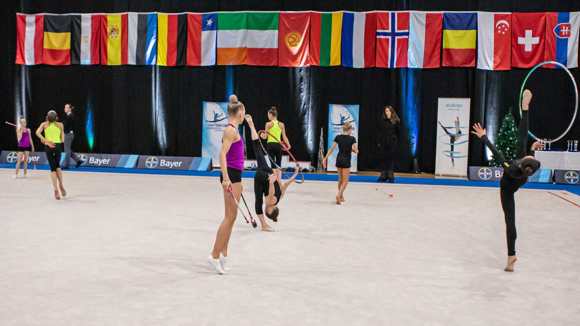 Rhythmische Sportgymnastinnen wärmen sich auf.