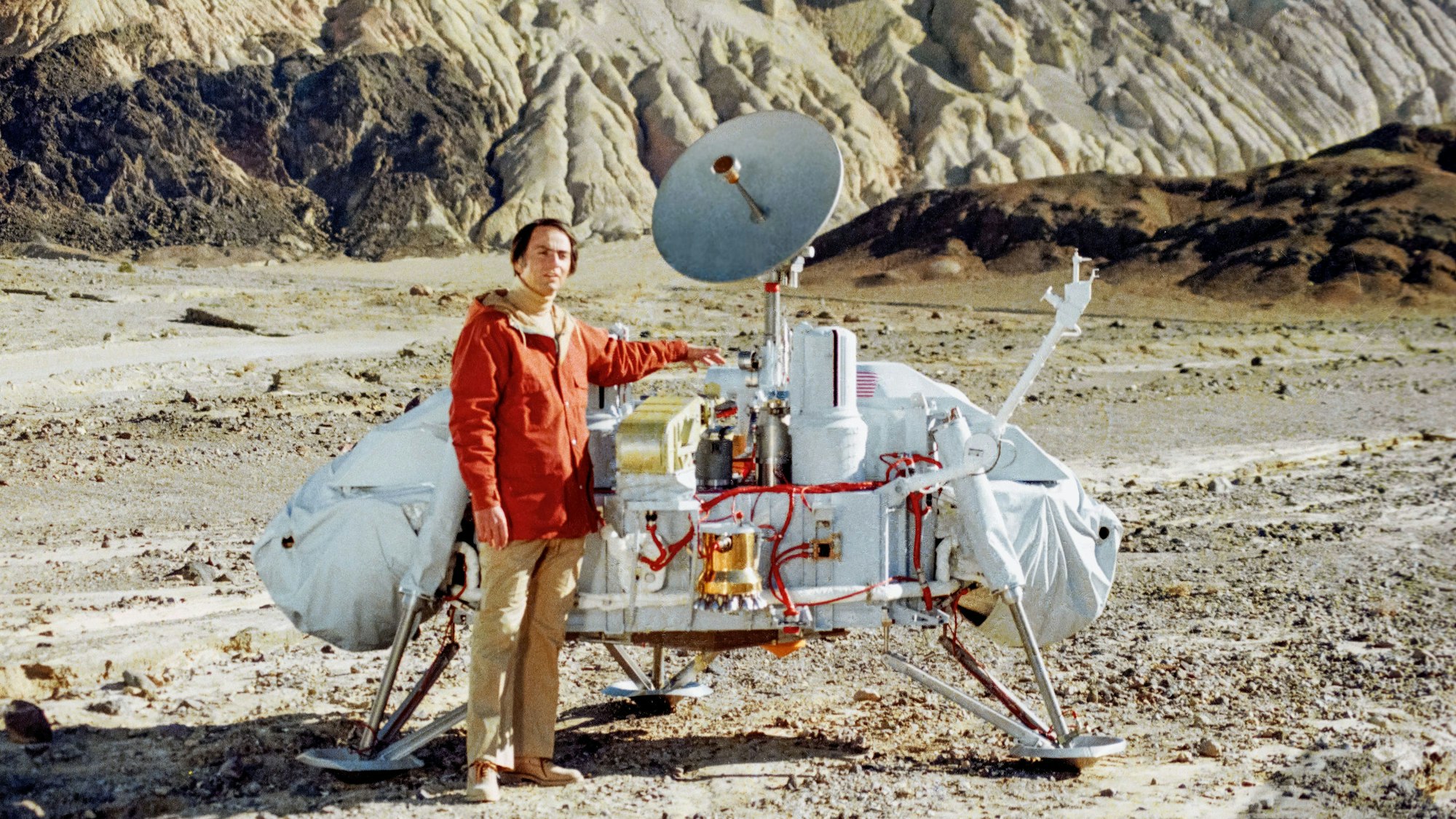 Carl Sagan, ein Mitglied des Viking-Teams, steht neben dem
Modell der Mars-Sonde während eines Tests im Jahr 1980.