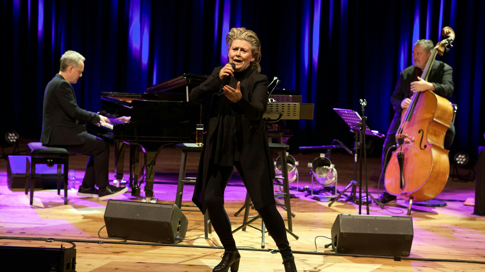 Das Bild zeigt Gitte Hænning mit ihrer Band im Euskirchener Stadttheater.