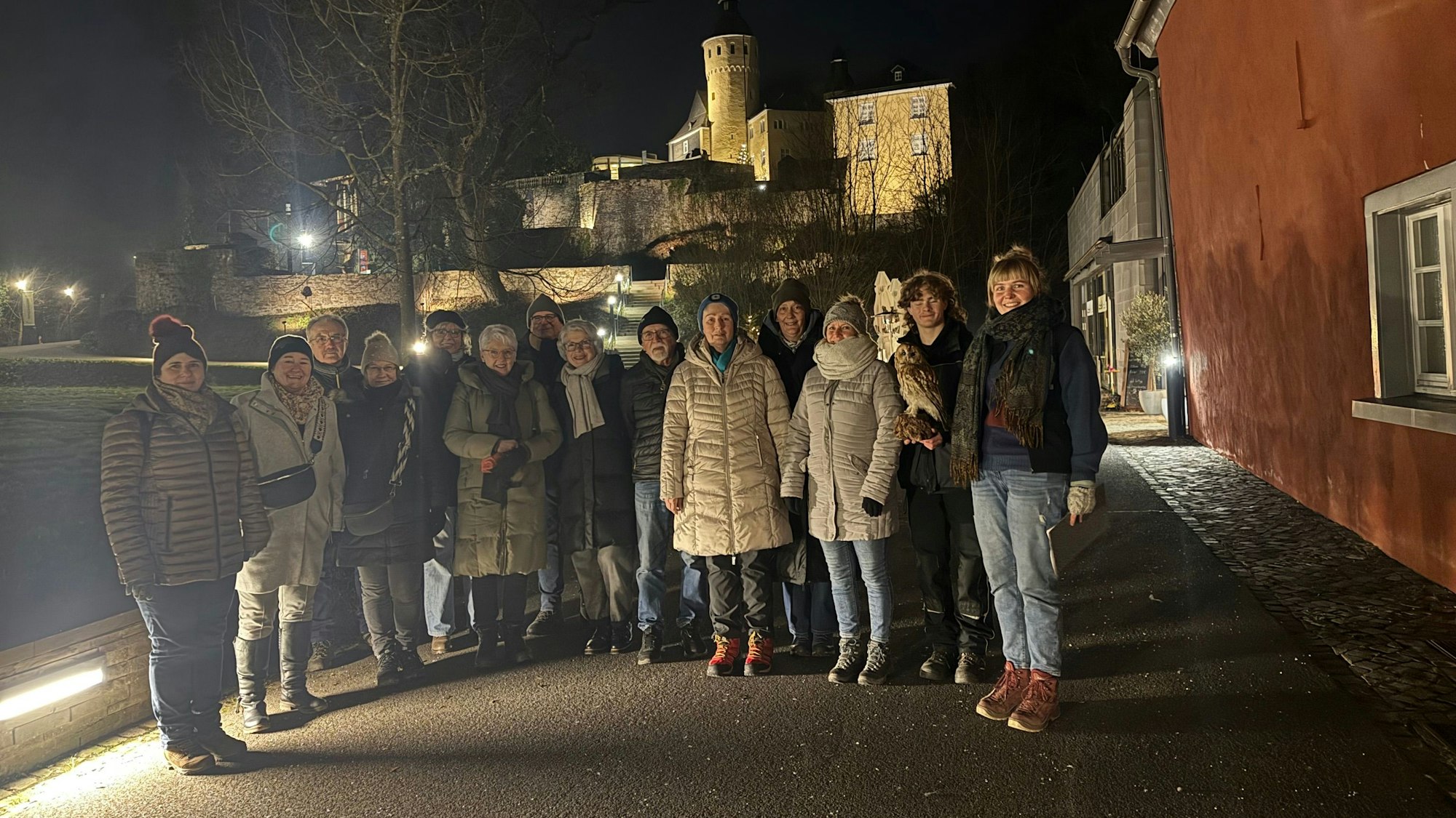 Unterhalb von Schloss Homburg in der Gemeinde Nümbrecht brach die Gruppe am Freitag zu einer besonderen Lichterwanderung auf.