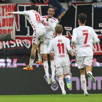 Denis Huseinbasic und Damion Downs feiern den Treffer zum 3:0, Kainz und Ljubicic sind die ersten Gratulanten.