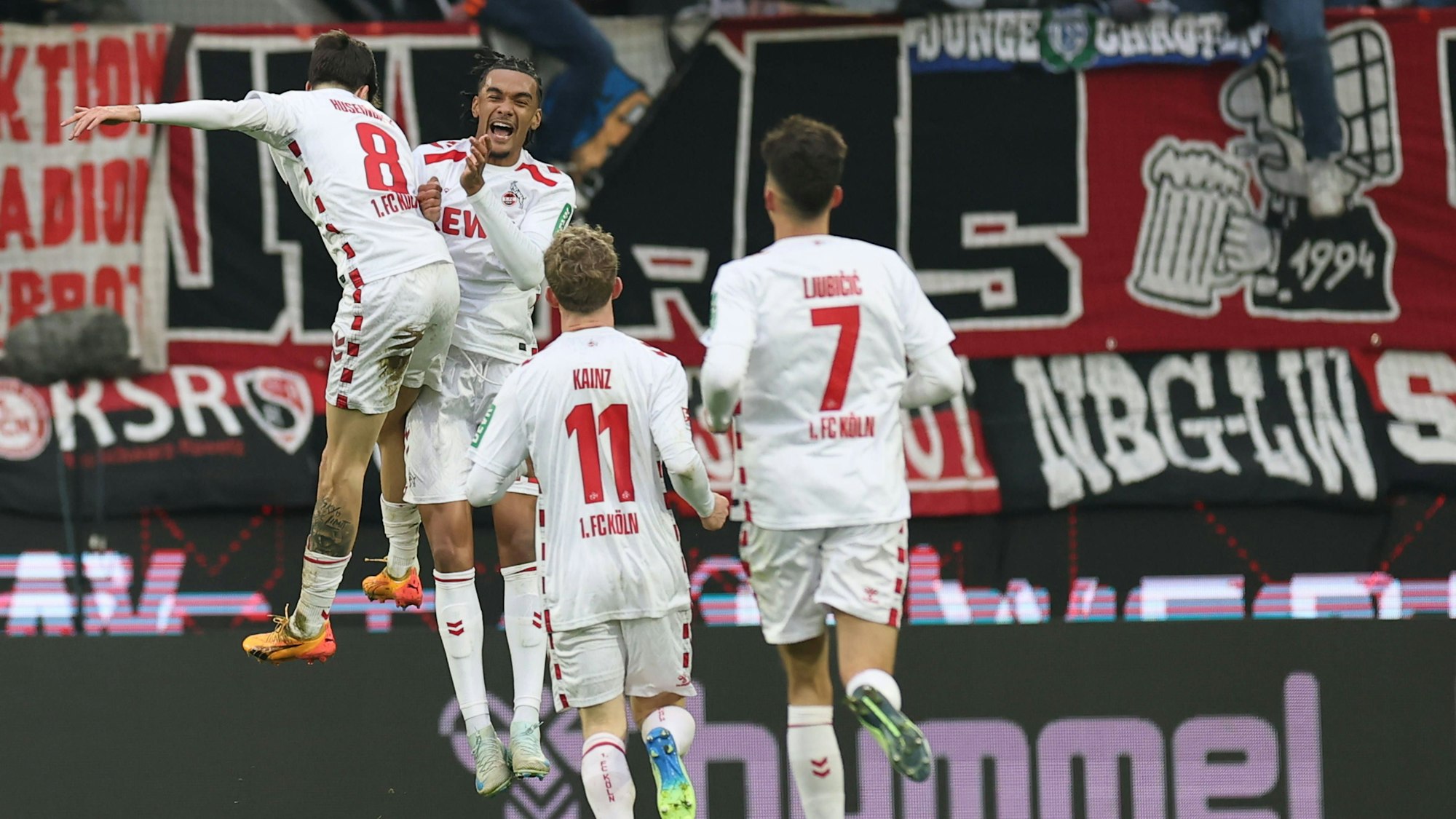 Denis Huseinbasic und Damion Downs feiern den Treffer zum 3:0, Kainz und Ljubicic sind die ersten Gratulanten.
