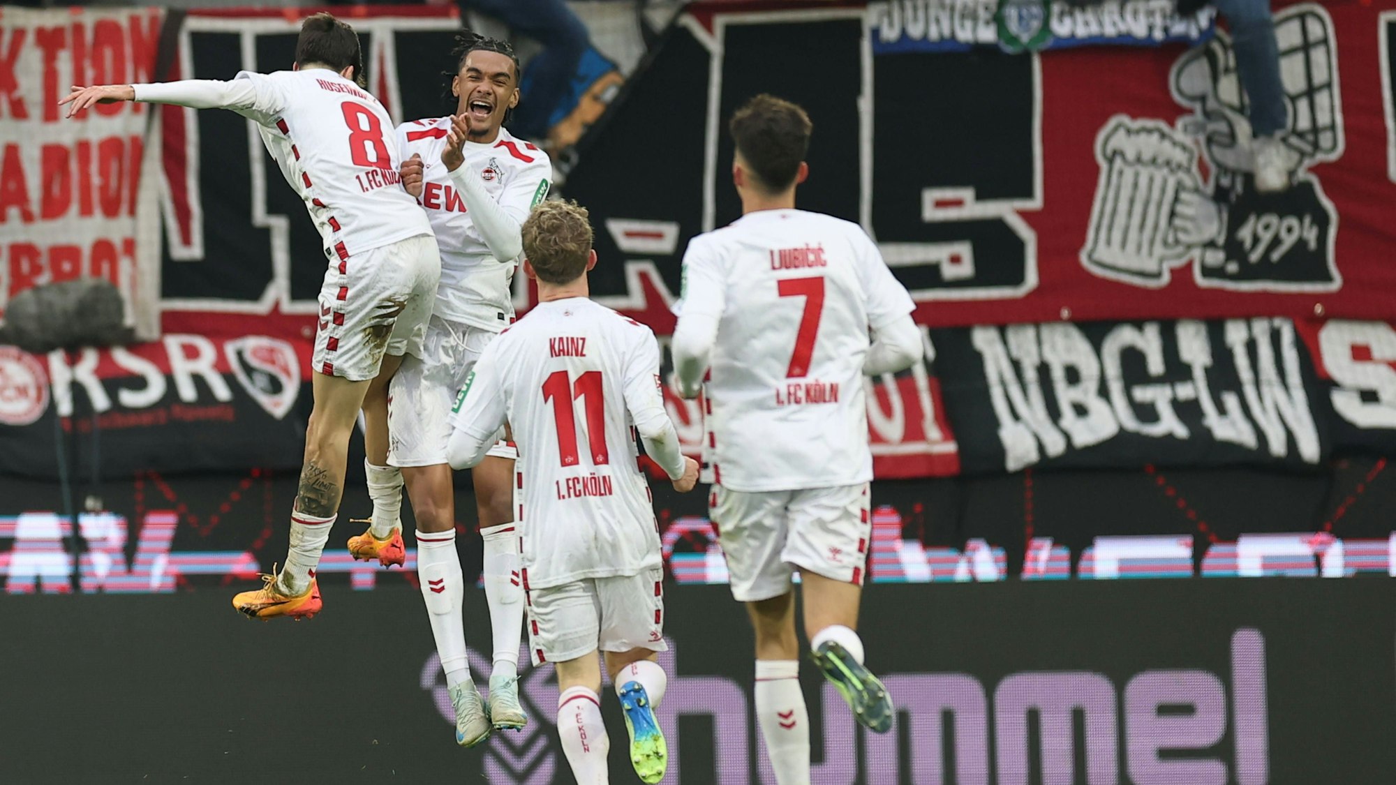 Jubel nach dem 3:0: Damion Downs und Denis Huseinbasic springen vor Freude gegeneinander.