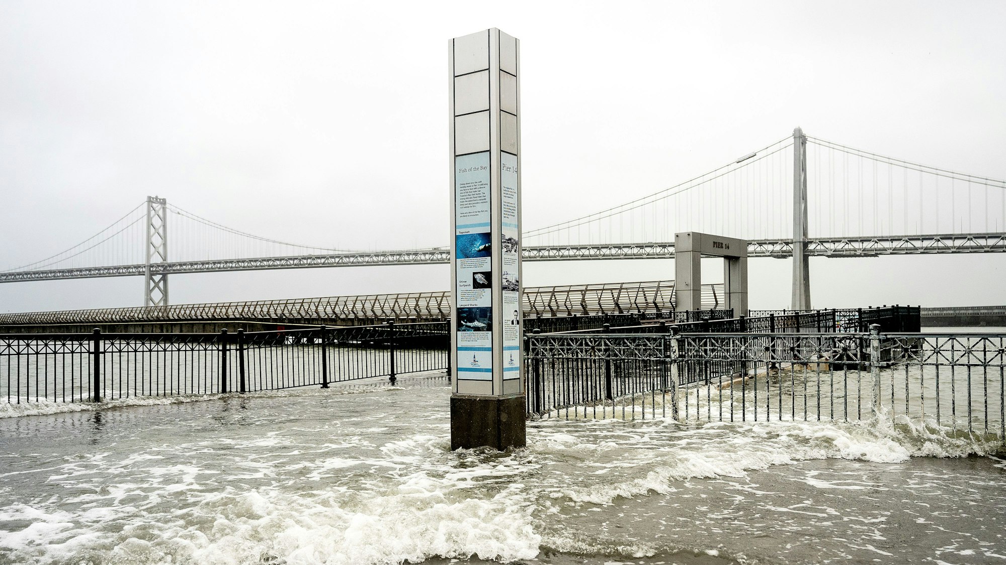 Sturmbedingte Wellen schwappen auf die Promenade von San Francisco.