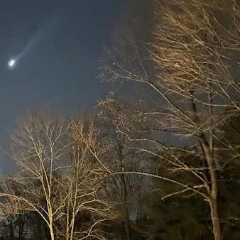 Mehrere Drohnen sind am 5. Dezember 2024 über der US-Stadt Bernardsville zu sehen. Die Sichtungen sorgen in den USA für wilde Theorien.