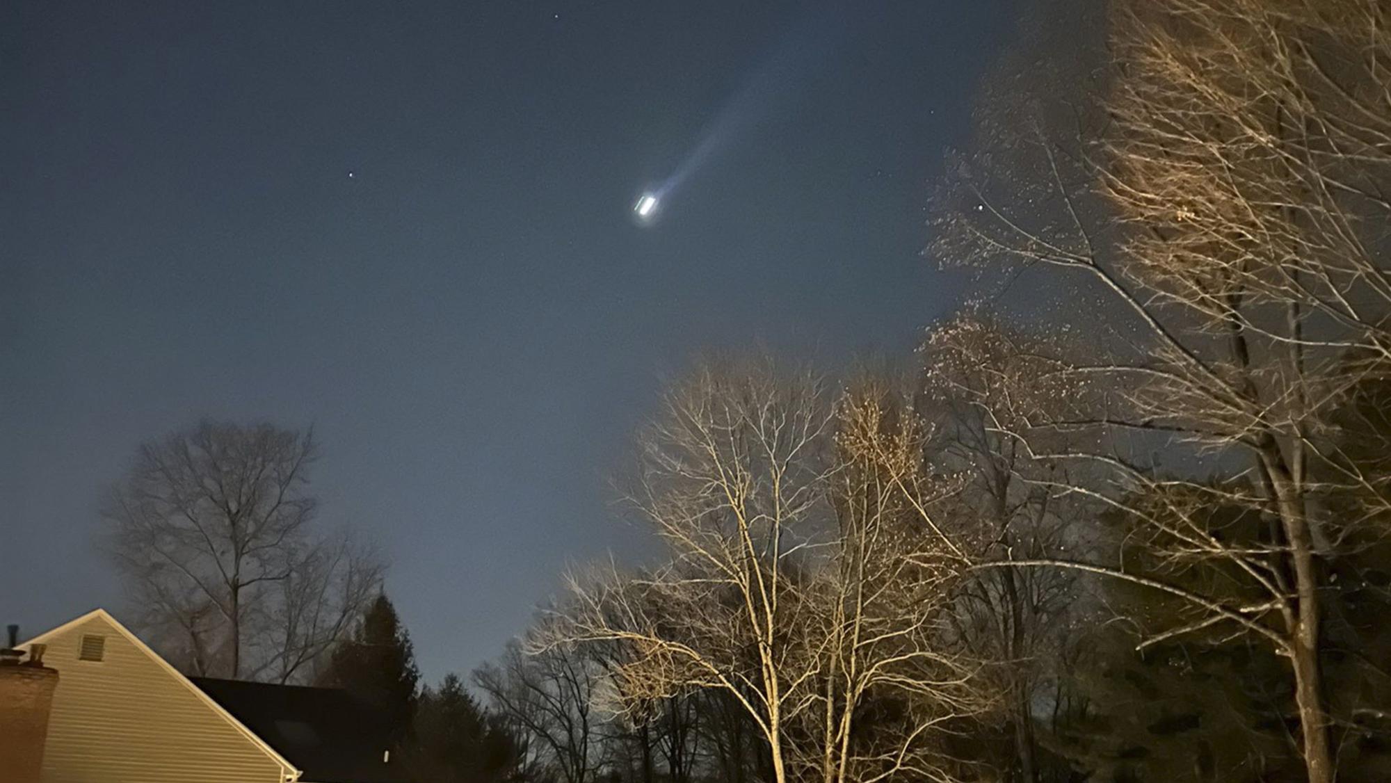Mehrere Drohnen sind am 5. Dezember 2024 über der US-Stadt Bernardsville zu sehen. Die Sichtungen sorgen in den USA für wilde Theorien.