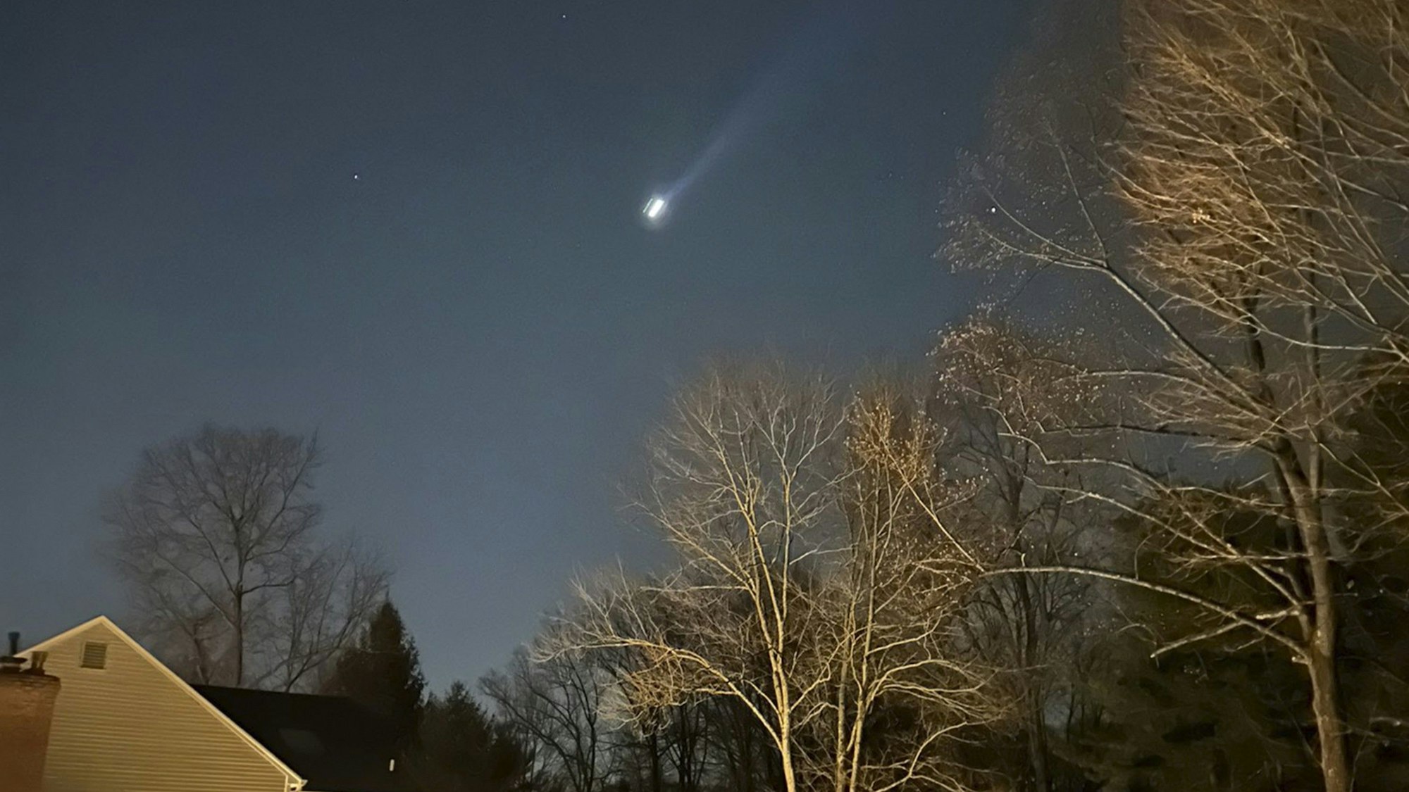 Mehrere Drohnen sind am 5. Dezember 2024 über der US-Stadt Bernardsville zu sehen. Die Sichtungen sorgen in den USA für wilde Theorien.