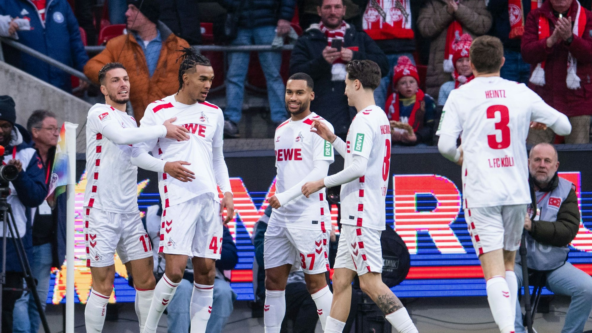 Kölns Leart Paçarada, Torschütze Damion Downs, Linton Maina, Denis Huseinbasic und Dominique Heintz jubeln nach dem Treffer zur 1:0 Führung.