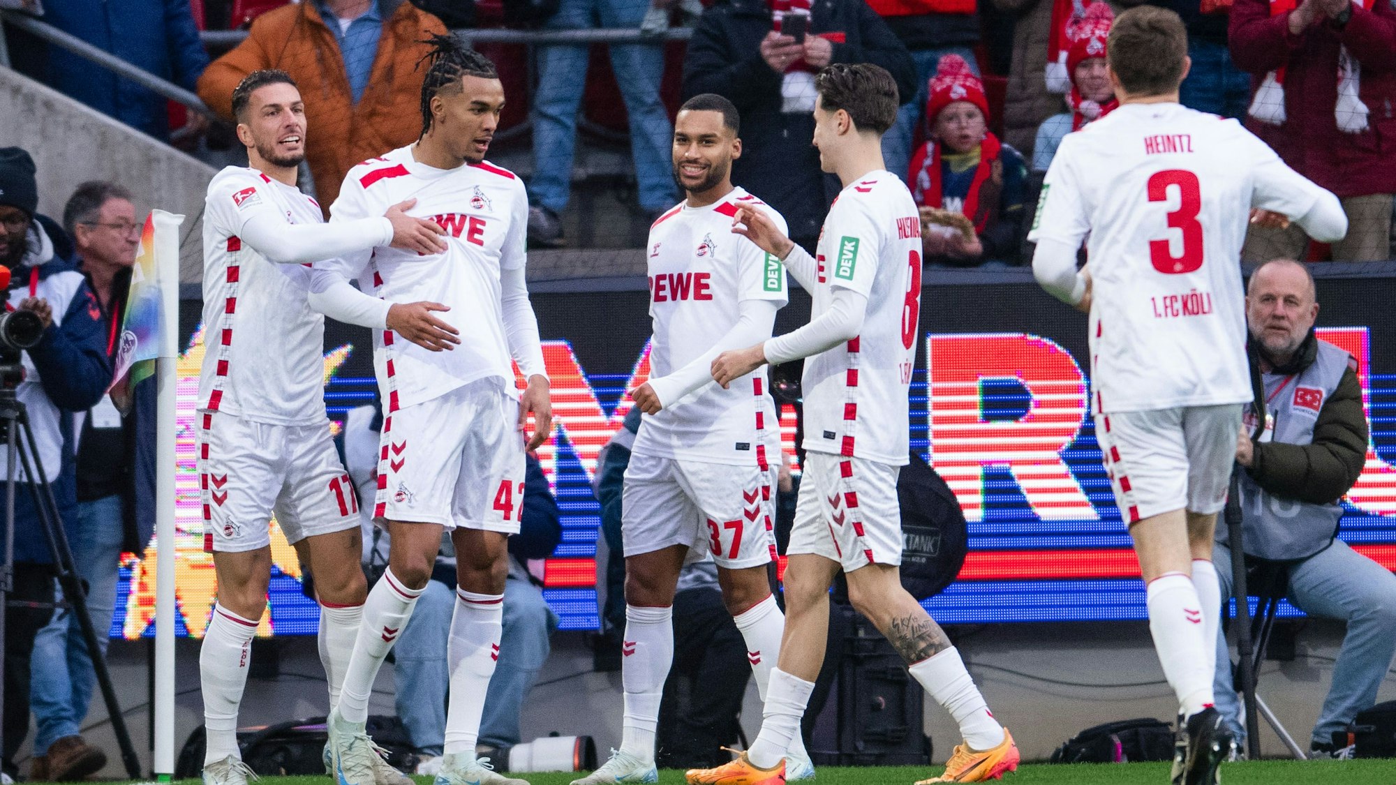 15.12.2024, Nordrhein-Westfalen, Köln: Fußball: 2. Bundesliga, 1. FC Köln - 1. FC Nürnberg, 16. Spieltag, RheinEnergieStadion. Kölns Leart Paçarada (l-r), Torschütze Damion Downs, Linton Maina, Denis Huseinbasic und Dominique Heintz jubeln nach dem Treffer zur 1:0 Führung. Foto: Marius Becker/dpa - WICHTIGER HINWEIS: Gemäß den Vorgaben der DFL Deutsche Fußball Liga bzw. des DFB Deutscher Fußball-Bund ist es untersagt, in dem Stadion und/oder vom Spiel angefertigte Fotoaufnahmen in Form von Sequenzbildern und/oder videoähnlichen Fotostrecken zu verwerten bzw. verwerten zu lassen. +++ dpa-Bildfunk +++
