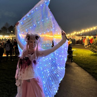 Ein Hauch von Skandinavien: Zwischen rotweißen Schwedenhäuschen, Feuerschalen und duftendem Glögg erleben die Gäste im Neulandpark die magische Atmosphäre des nordischen Weihnachtsmarkts.