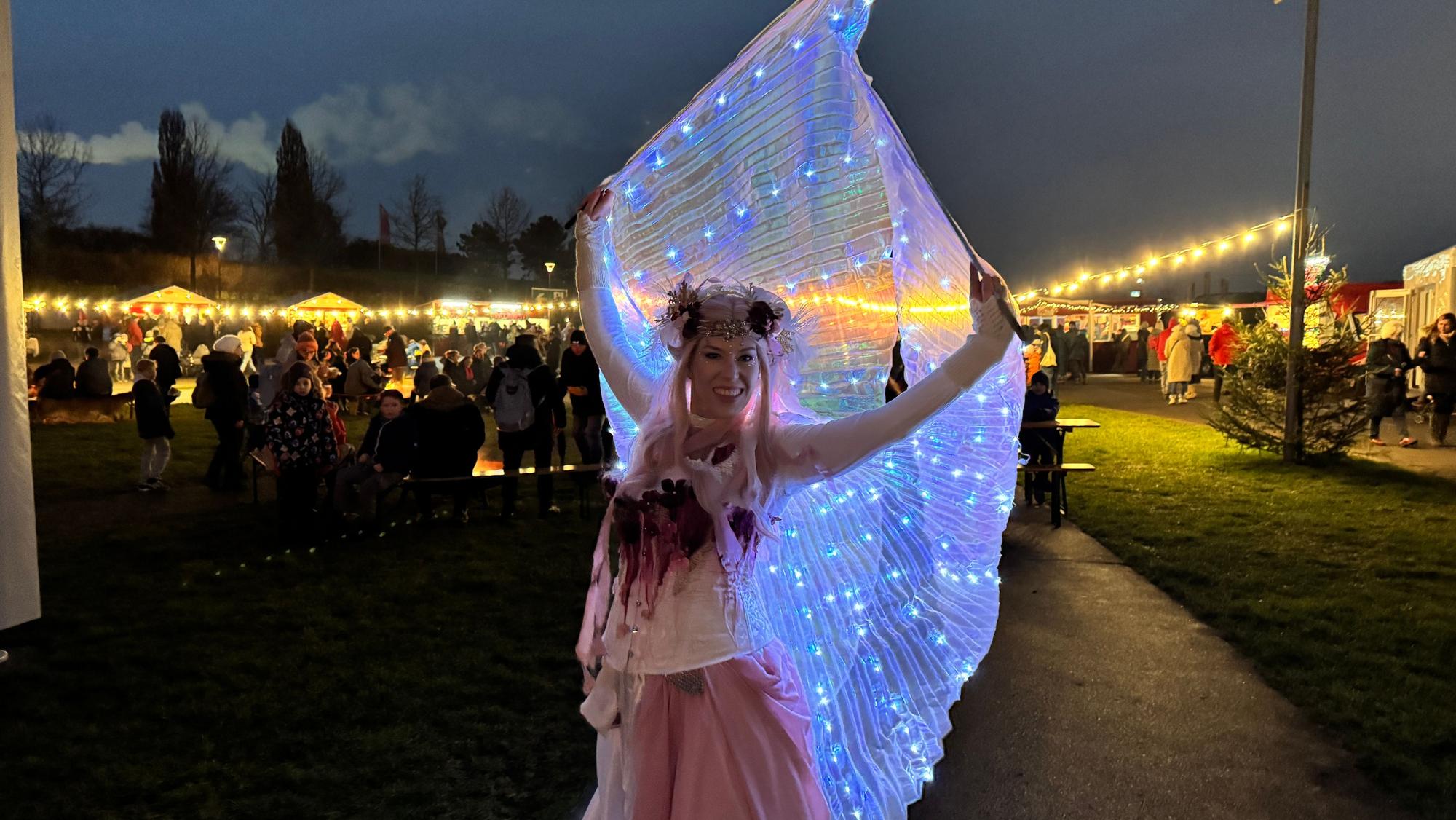 Ein Hauch von Skandinavien: Zwischen rotweißen Schwedenhäuschen, Feuerschalen und duftendem Glögg erleben die Gäste im Neulandpark die magische Atmosphäre des nordischen Weihnachtsmarkts.