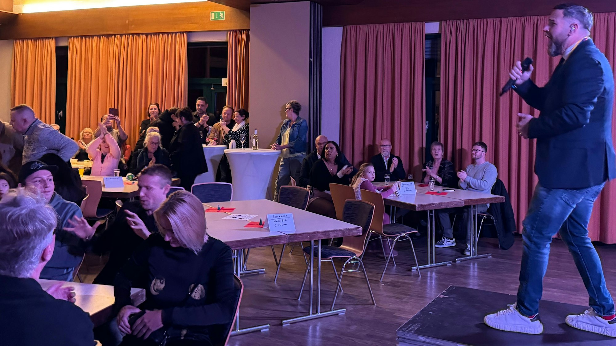 Massimo Nigordi auf der Bühne beim Charity-Abend 2024