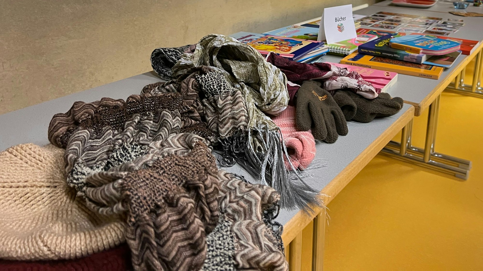 Schals und Mützen auf einem Tisch im Leichlinger Jugendzentrum