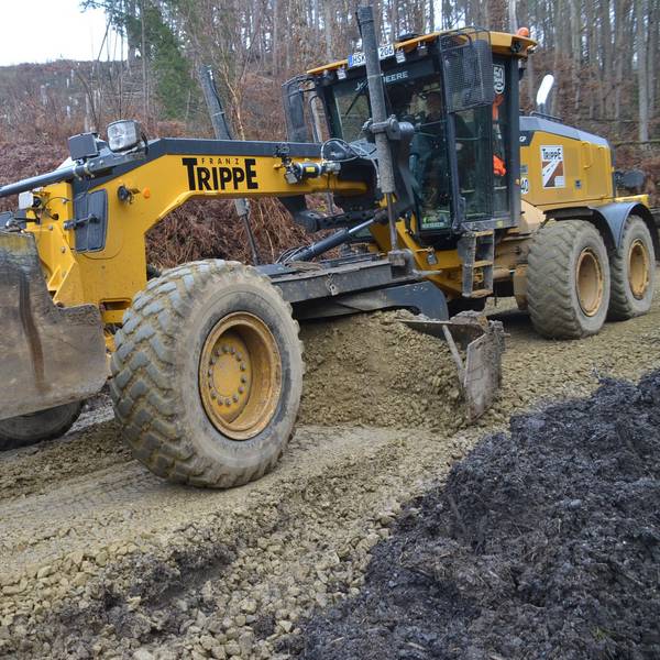 In Waldbröls Wäldern wird geschuftet, ein 22,5 Tonnen schwerer Grader bringt dort gerade Waldwege in Ordnung. Ende des Jahres sollen die Strecken mit einer Gesamtlänge von fast elf Kilometern komplett erneuert sein.