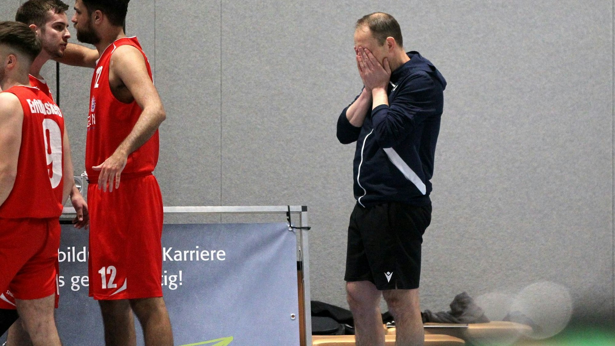 Bad Münstereifels Trainer schlägt die Hände vors Gesicht.