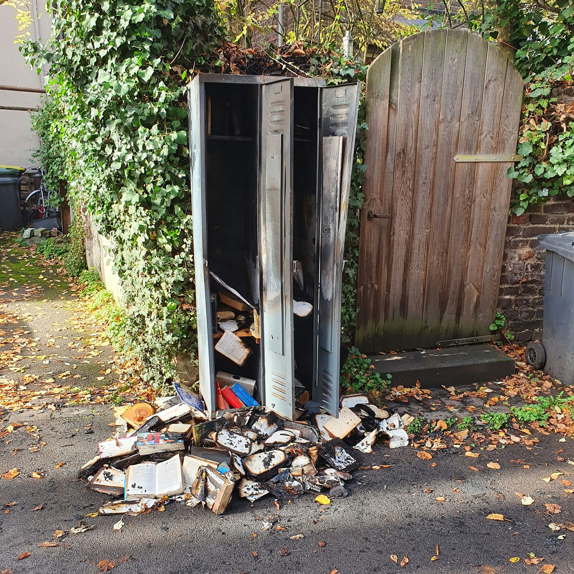 Ausgebrannter Bücherschrank in Siegburg