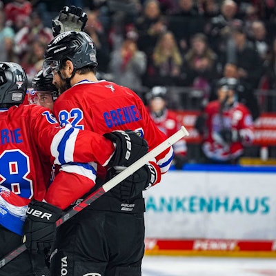 KEC-Profi Joshua Currie (l) - gratuliert Alexandre Grenier (r) zu seinem Tor zum 3:2.