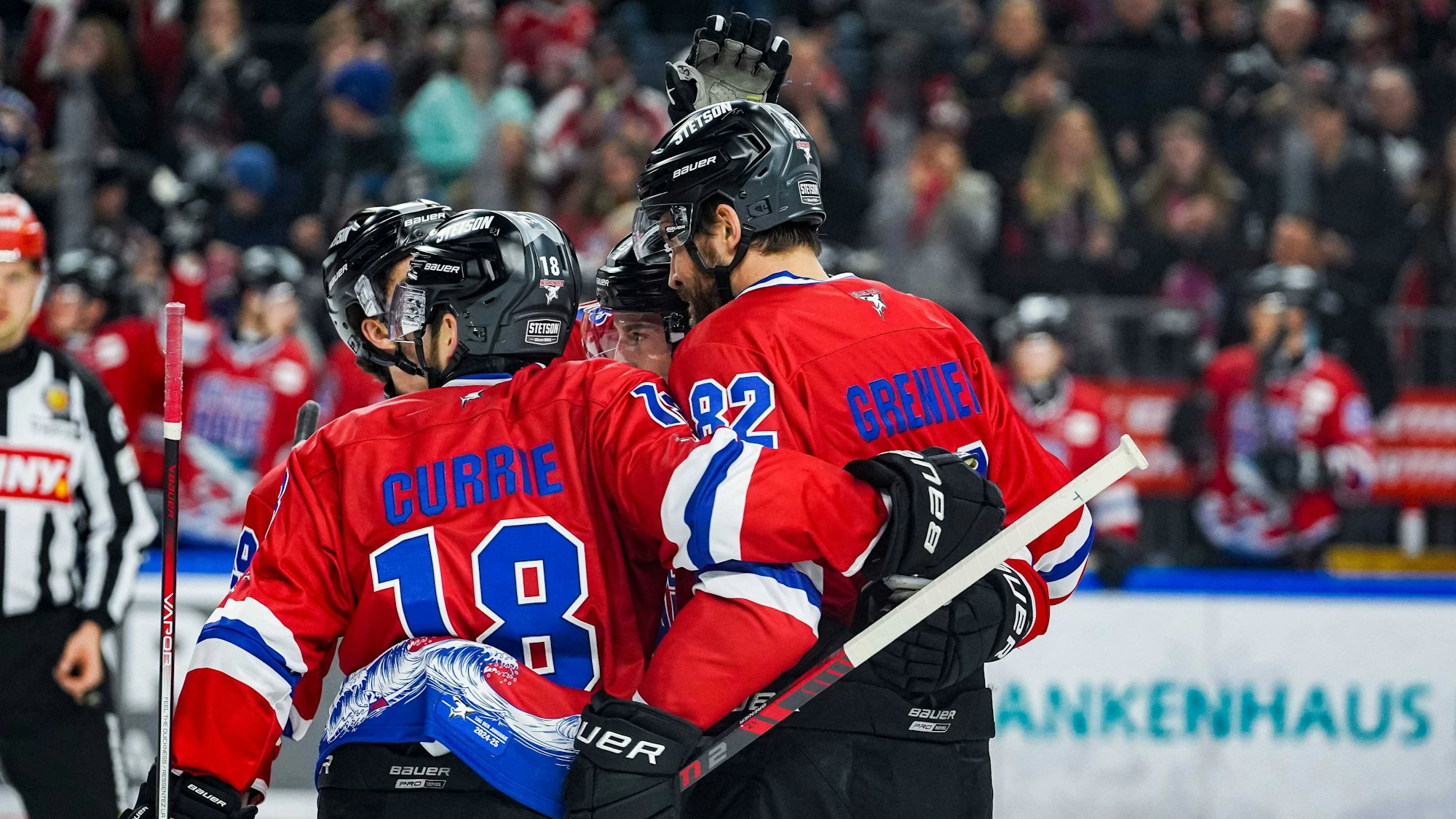 KEC-Profi Joshua Currie (l) - gratuliert Alexandre Grenier (r) zu seinem Tor zum 3:2.