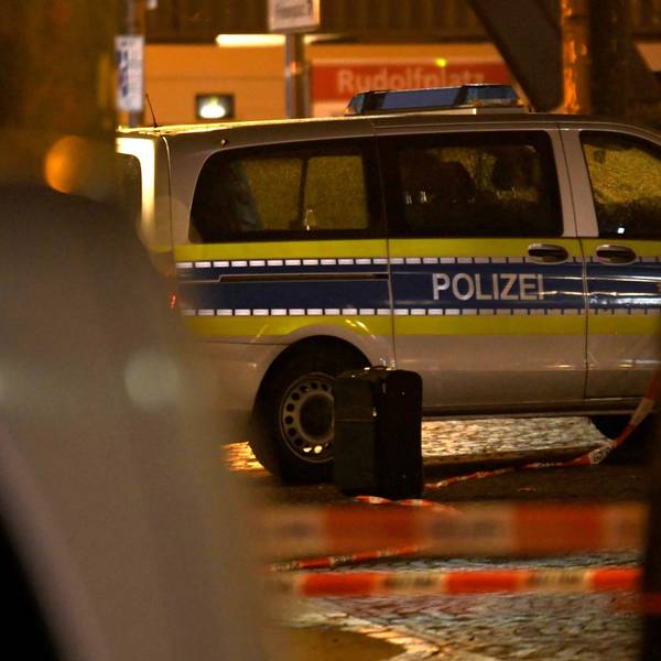 Der herrenlose Koffer wurde am Samstagabend von Sicherheitskräften an einer belebten Stelle des Weihnachtsmarktes auf dem Rudolfplatz entdeckt. Der Platz wurde daraufhin weiträumig abgesperrt.