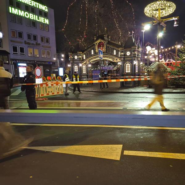 Blick auf die Absperrmaßnahmen am Sonntag am Weihnachtsmarkt auf dem Heumarkt in Köln.