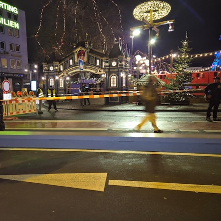 Blick auf die Absperrmaßnahmen am Sonntag am Weihnachtsmarkt auf dem Heumarkt in Köln.