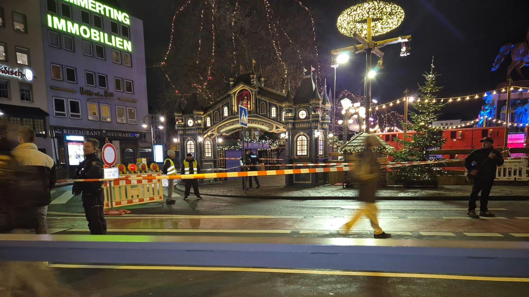 Blick auf die Absperrmaßnahmen am Sonntag am Weihnachtsmarkt auf dem Heumarkt in Köln.