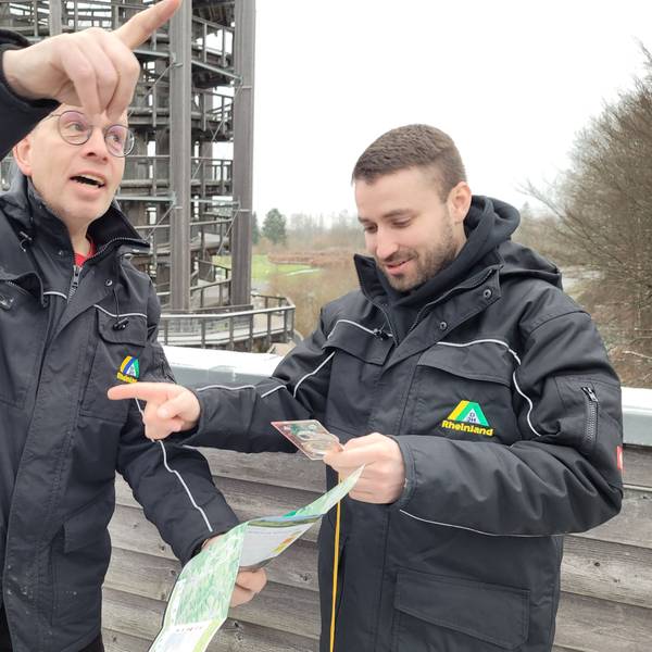 Üben schon mal Orientierung für die „Piratemania“: Patrick Mielke (links) und Kevin Deppe von der Leitung des Naturerlebnisparks Panarbora in Waldbröl.