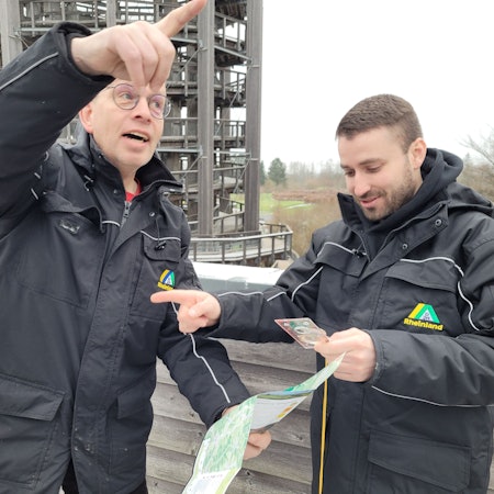 Üben schon mal Orientierung für die „Piratemania“: Patrick Mielke (links) und Kevin Deppe von der Leitung des Naturerlebnisparks Panarbora in Waldbröl.
