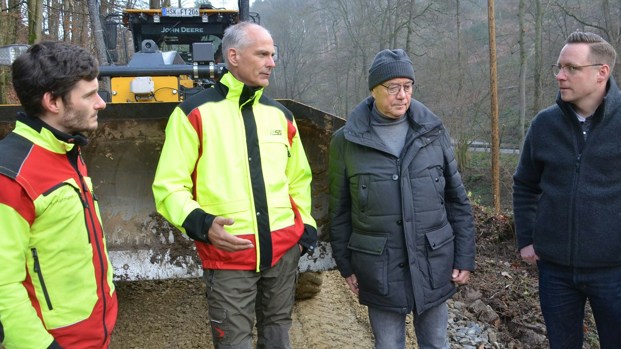 Vom Fortgang der Arbeiten in Waldbröl überzeugen sich (von links): Waldbröls neuer Regionalförster Phil Hartmann und Jörn Hevendehl (Leiter des Regionalforstamts Bergisches Land), Franz-Josef Groß (Vorsitzender der Forstbetriebsgemeinschaft) und Jan Kiefer (Stadtverwaltung).