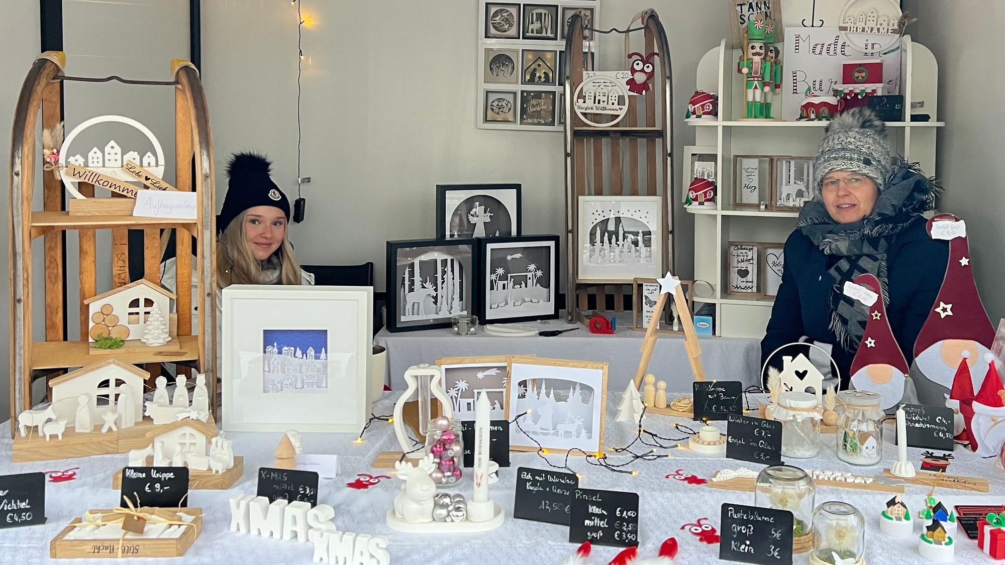 Lena und Claudia Graff in ihrem Stand auf dem Burscheider Weihnachtsmarkt