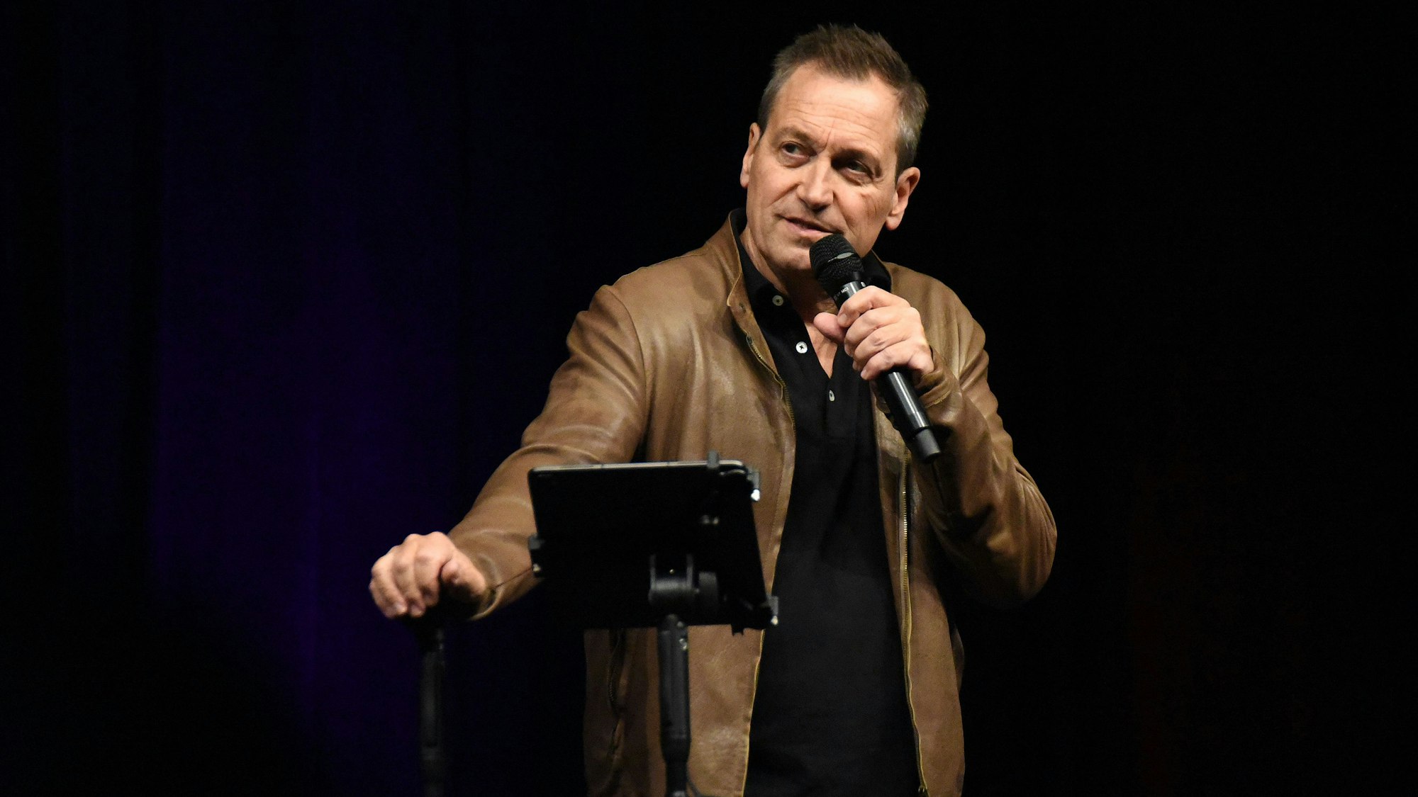 Dieter Nuhr beim Auftritt in der Gummersbacher Schwalbe-Arena.