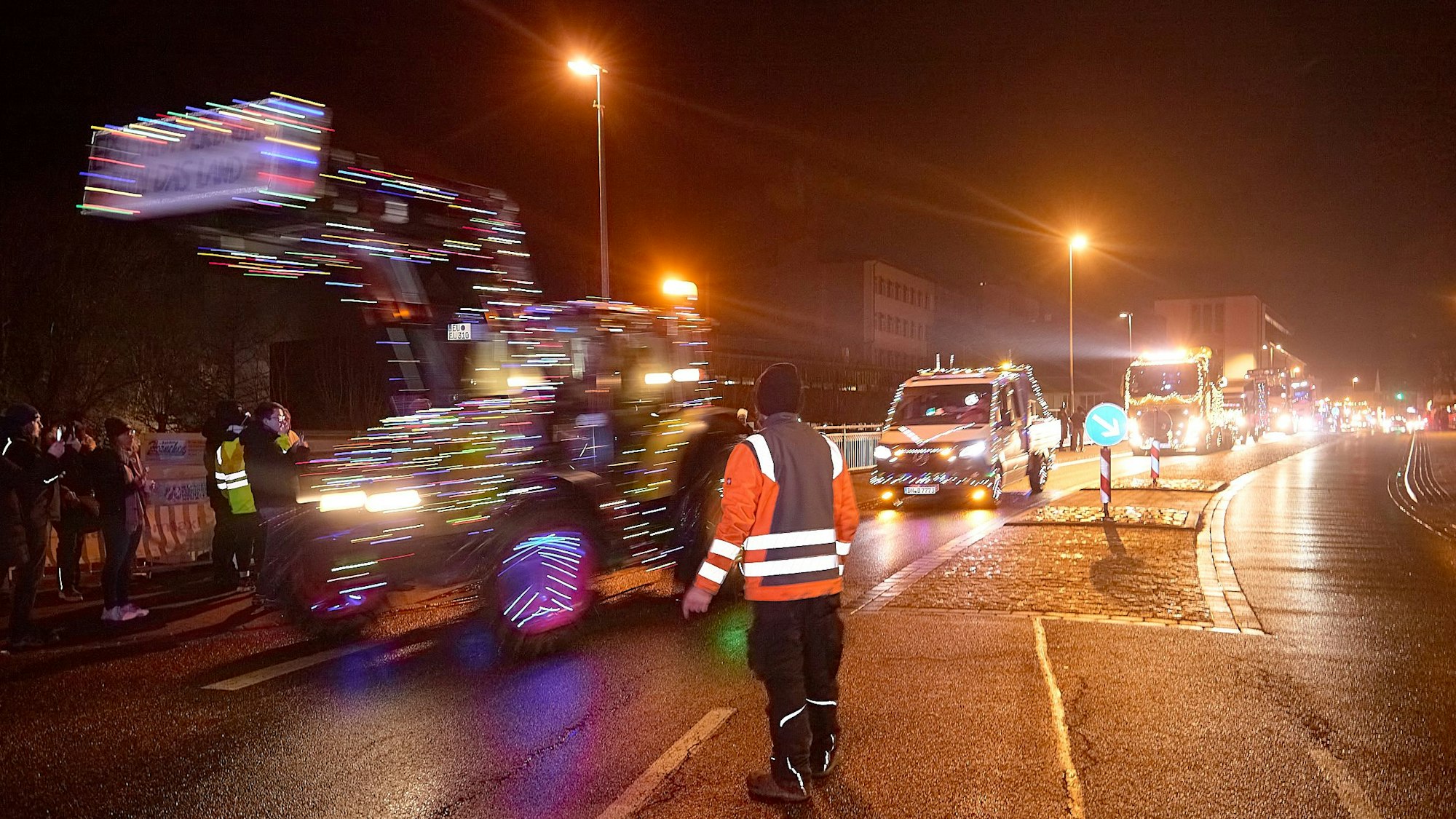 In Schleiden sortiert Christian Stoll die Fahrzeuge, die auf den Driesch fahren sollen und die anderen.