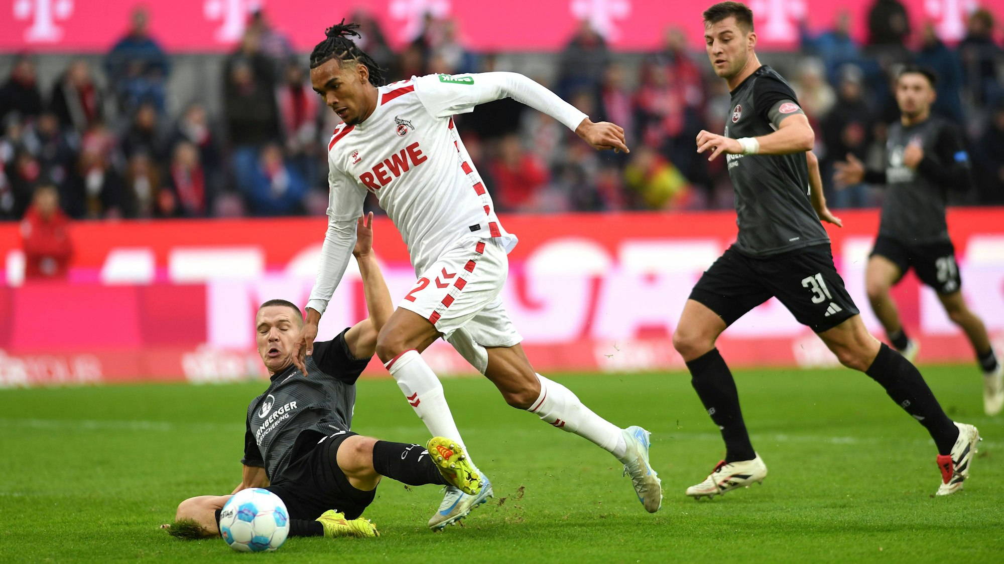 Ondrej Karafiat grätscht Downs den Ball vom Fuß, der Kölner Stürmer fällt über das Bein des Nürnberger Verteidigers – Elfmeter für Köln.