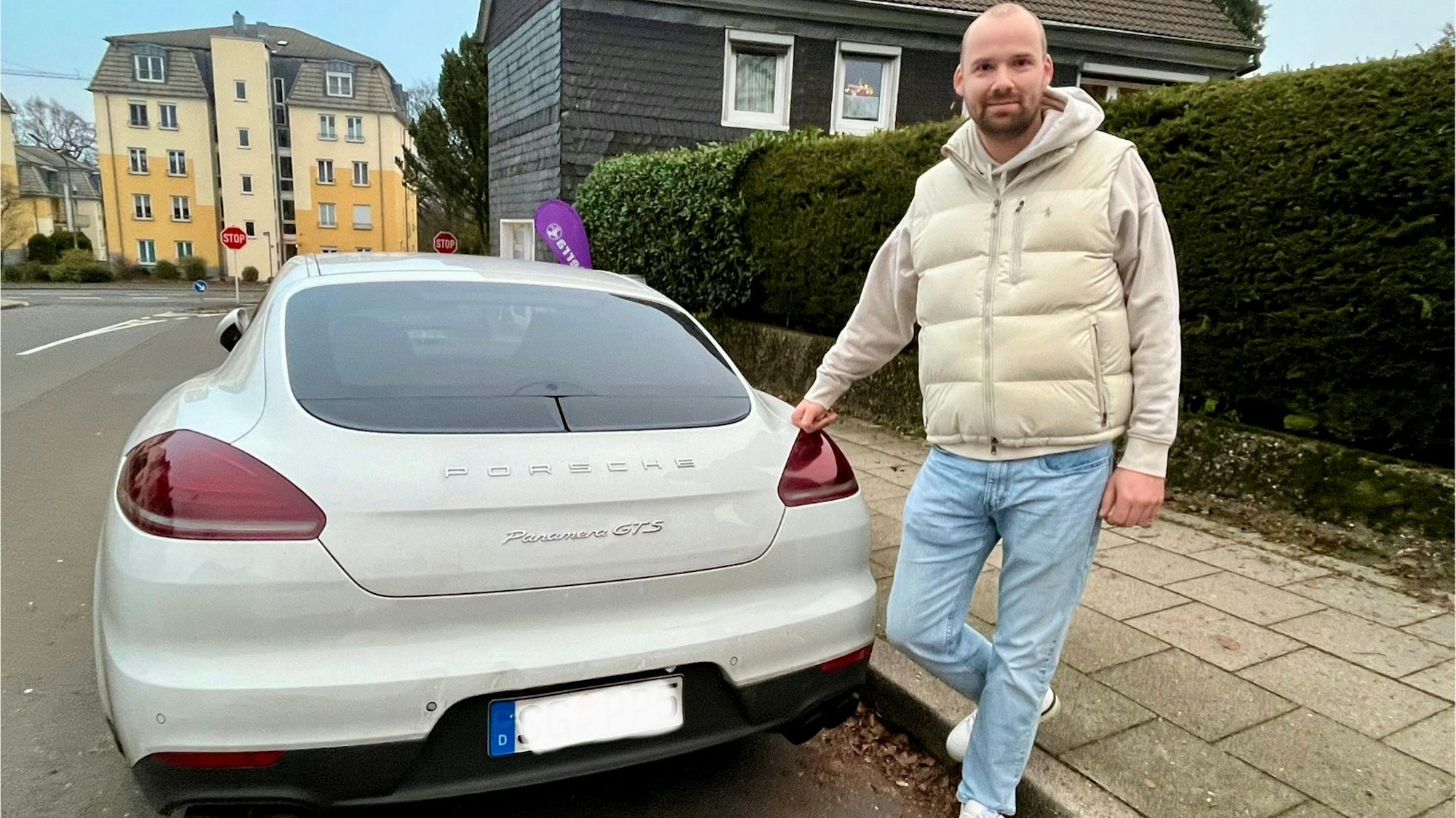 Mann mit Auto
