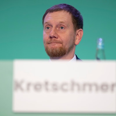Michael Kretschmer (CDU), Ministerpräsident von Sachsen, nimmt am Landesparteitag seiner Partei teil. Die sächsische Union stimmt auf dem Parteitag über den Koalitionsvertrag zur Bildung einer Minderheitsregierung mit der SPD ab. (Archivbild)