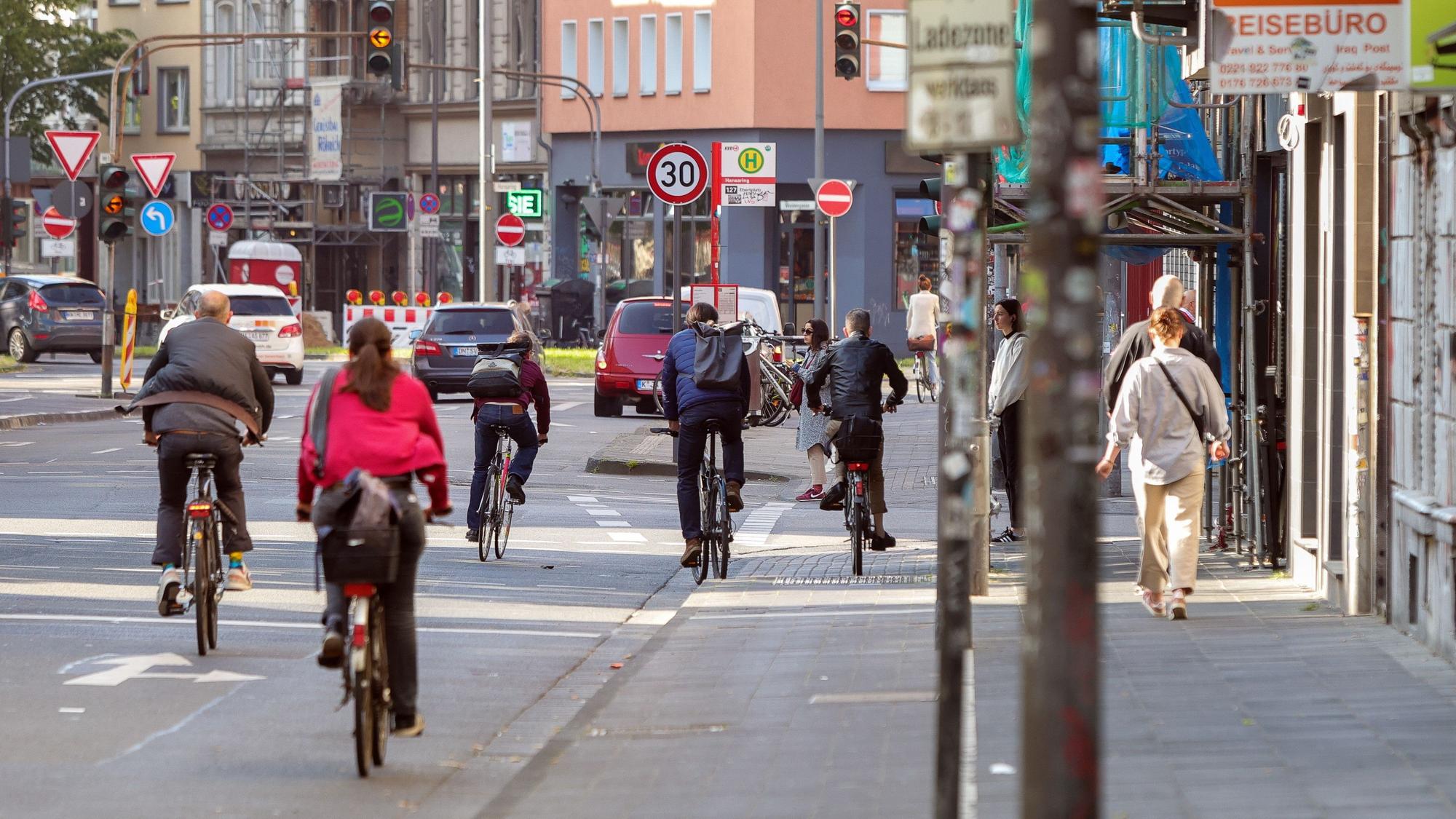 Es sind Fußgänger und Fahrradfahrer auf der Krefelder Straße zu sehen.